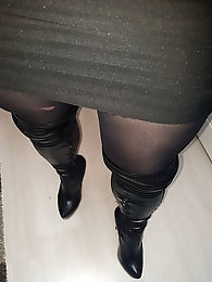 Cock hungry shemale babes are giving blowjob