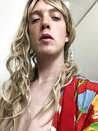 Shemale chick is playing with her hole