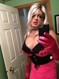 Tranny girlfriend is exposing her hot body on pictures