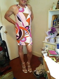 GROOBYGIRLS: Sophie Lovely Rides a Dildo!