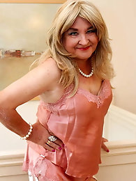 English tranny trollop is posing nude indoor