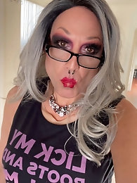 Sweet t-girl harlot is spreading bum