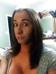 Sexy tgirl Bella Atrix fucks with vegetables