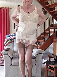 Tranny harlot is exposing her hot bum on camera