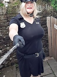 Amateur crossdresser Kellycd2022 holiday in white stockings