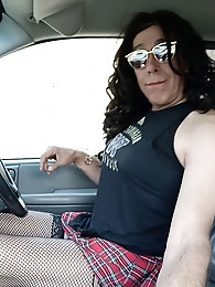 Staggering tgirl babe demonstrates her skills